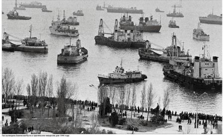 Корабли блокируют Бакинскую бухту в январе 1990 г.